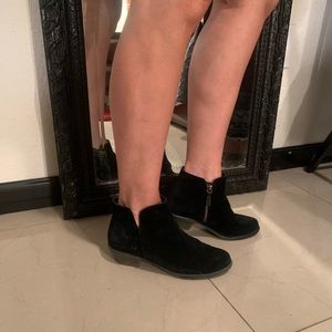 Clarks Women’s Black Ankle Booties 👢SIZE 7.5 M
🤩 BRAND NWOT🤩
